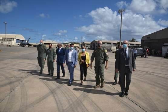 El alcalde de Telde visita Gando para conocer los entrenamientos del Ocean Sky 2020/TA